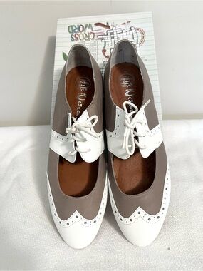 12M Jeffrey Campbell lace up spectator